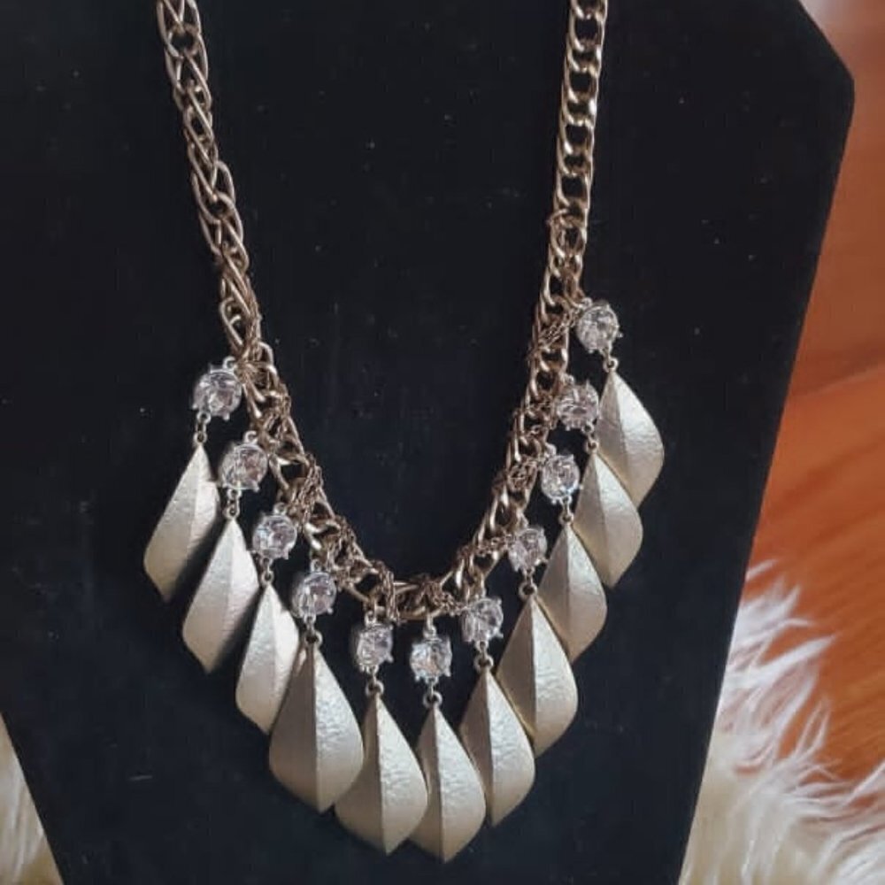 💃Silvertoned Chain Necklace With Hanging Dangles.🌴
